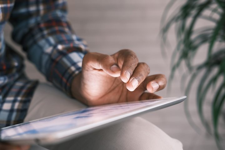 Bild på person som jobbar vid ipad och kommer behöva document signing