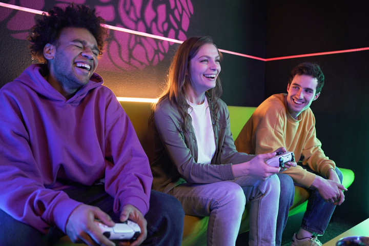 smiley-friends-playing-videogame